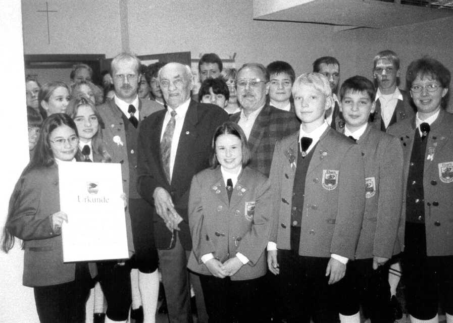 1996 1. Vors. Fritz Hagel (1983 – 1998) erhält zum 75. Geburtstag die Goldene Vereinsnadel und wird 1998 Ehrenvorstand