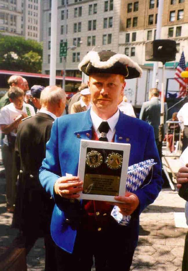 998 USA-Reise – Steubenparade in New York – 1. Vors. Theo Lerche (ab 1998 -) mit dem Erinnerungsgeschenk der Stadt New York – erhalten von OB Rudolph W. Guiliani am 18.09.1998