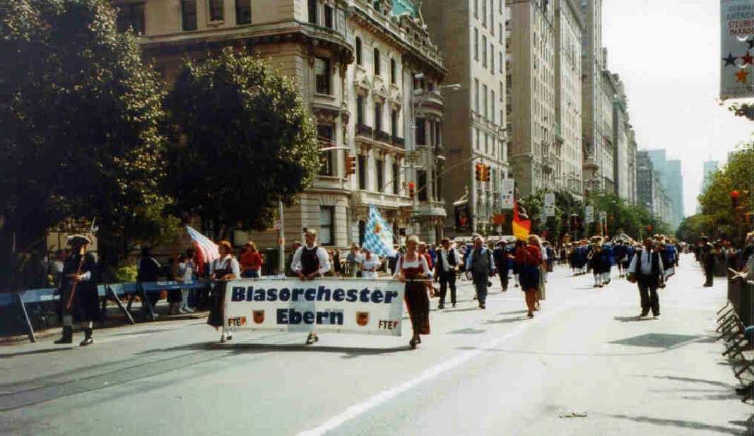1998 bei der Steuben Parade auf der Fifth Avenue in Manhattan, New York am 19.08.1998 entlang des Central Parkes