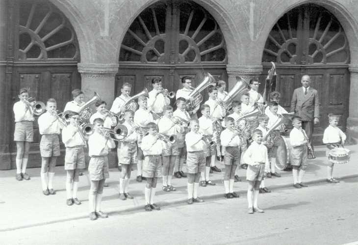 1961 mit Dirigent Michael Kreier vor dem Alten Rathaus in Ebern