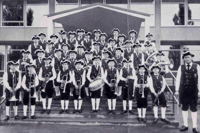 1964 mit Dirigent Josef Thein vor der Staatlichen Realschule